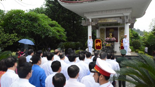 Đoàn đại biểu tỉnh Lào Cai dâng hương tưởng niệm Bác Hồ và các Anh hùng liệt sỹ