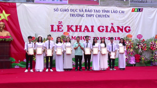 Bí thư Tỉnh uỷ Nguyễn Văn Vịnh dự, chia vui với thầy và trò trường THPT chuyên tỉnh Lào Cai