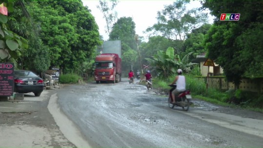 Tỉnh lộ 151 đoạn đường qua xã Xuân Giao, huyện Bảo Thắng xuống cấp nghiêm trọng.