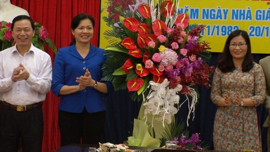 Phó bí thư thường trực Tỉnh ủy Hà Thị Nga dự lễ kỷ niệm 35 năm ngày nhà giáo Việt Nam tại Trường chính trị tỉnh