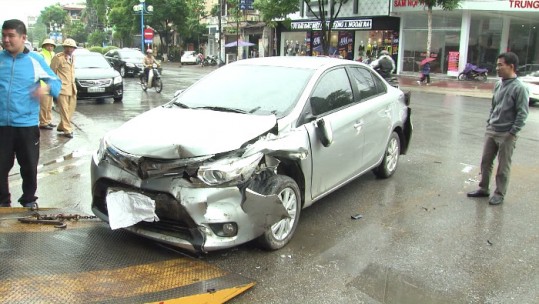 Tai nạn liên hoàn giữa 3 xe ô tô trên đường Hoàng Liên, TP Lào Cai