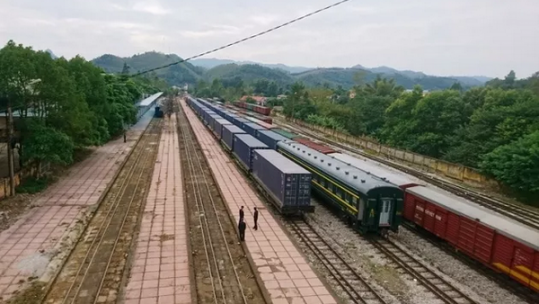 Đón đoàn tàu hỏa chuyên tuyến container Việt Nam – Trung Quốc