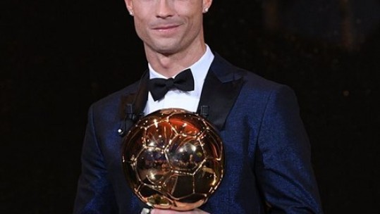 Ronaldo lần thứ 5 giành Quả bóng vàng