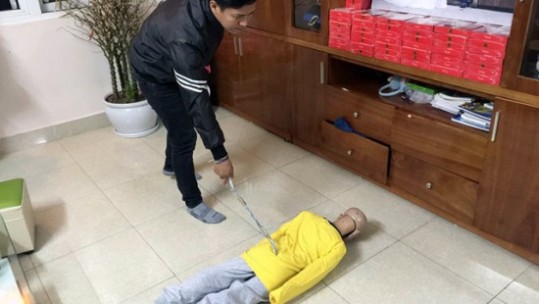 Khởi tố bố đẻ và mẹ kế bạo hành bé trai 10 tuổi ở Hà Nội