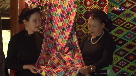 Đi và khám phá: Nghề dệt chăn thổ cẩm truyền thống của phụ nữ Tày ở Bảo Yên