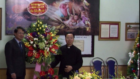 Chủ tịch UBND tỉnh Đặng Xuân Phong thăm hỏi và tặng quà bà con Giáo xứ Lào Cai