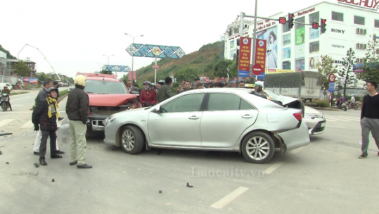 Tai nạn xe ô tô trên Đại lộ Trần Hưng Đạo
