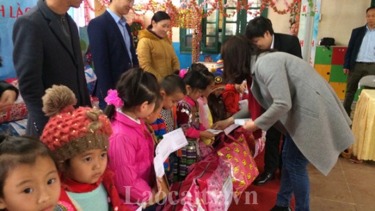 VietinBank Lào Cai thăm và tặng quà Tết Nguyên đán cho Trường Mầm non xã Sín Chéng