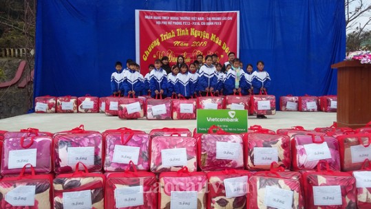 Trao 120 suất quà cho các em học sinh trường PTDTNT THCS – THPT huyện Si Ma Cai