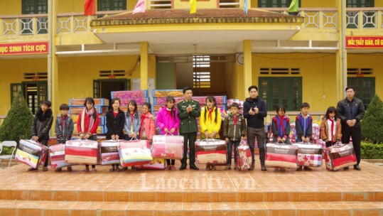 Báo Thanh Niên giúp trẻ em vùng cao huyện Bát Xát vơi bớt giá lạnh