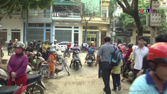 Tiềm ẩn nguy cơ mất an toàn giao thông tại các cổng trường học trên đường Hoàng Quốc Việt, Tp. Lào Cai