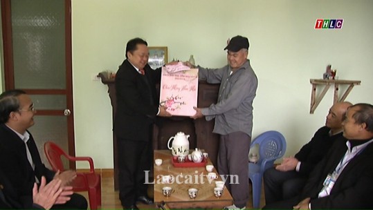 Ban Dân vận Tỉnh ủy thăm và tặng quà tết tại thành phố Lào Cai