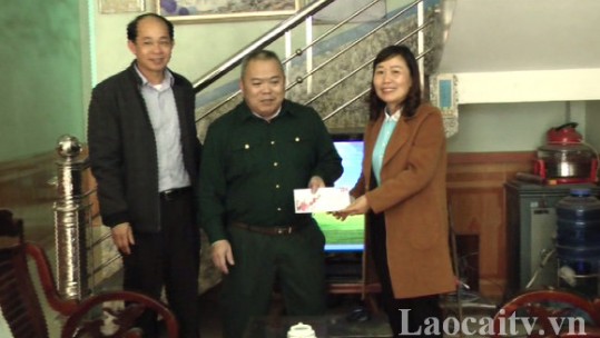 Huyện Mường Khương tặng quà tết các gia đình chính sách, người có công trên địa bàn