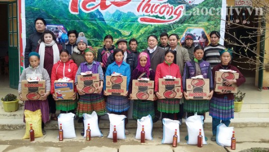 Câu lạc bộ “Chung Tay” tỉnh Bắc Ninh tặng quà tết trên địa bàn huyện Si Ma Cai