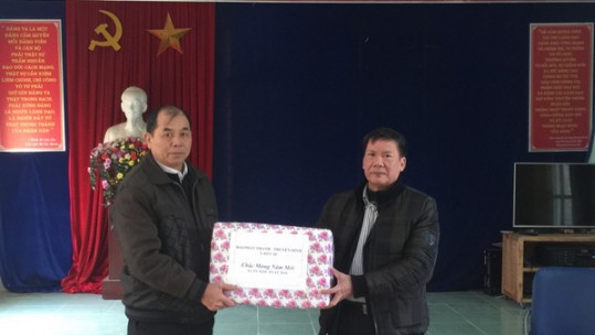 Đài PT – TH Lào Cai tặng quà Tết tại xã Bảo Nhai, huyện Bắc Hà