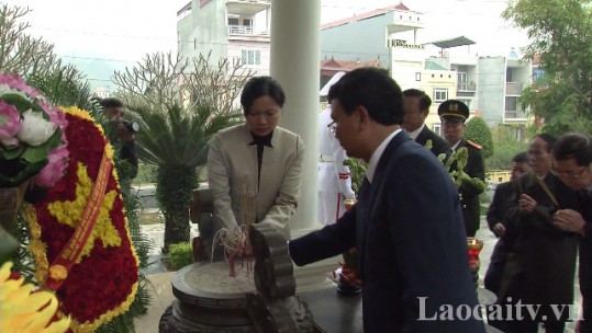 Lãnh đạo tỉnh Lào Cai dâng hương tại Nhà bia tưởng niệm Bác Hồ và Đài tưởng niệm các anh hùng liệt sỹ