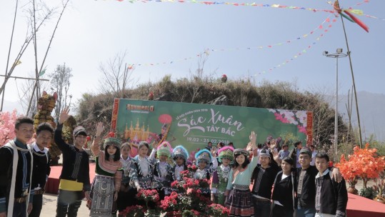 Đỉnh Fansipan mở hội khèn hoa, du khách háo hức check-in không gian văn hóa Tây Bắc