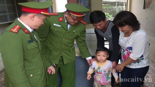 Công an Lào Cai giúp em bé bị lạc về đoàn tụ cùng với gia đình