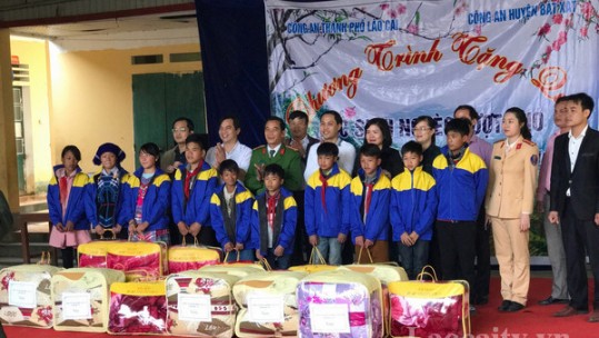 Hơn 1000 xuất quà đến với các em học sinh bán trú xã Y Tý