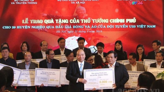 2 huyện của Lào Cai được Thủ tướng trao kinh phí đấu giá bóng và áo đấu của U23 Việt Nam