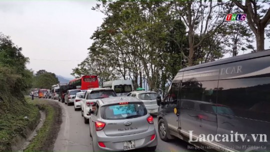 Ách tắc giao thông cục bộ có chiều hướng gia tăng trên Quốc lộ 4D Lào Cai - Sa Pa