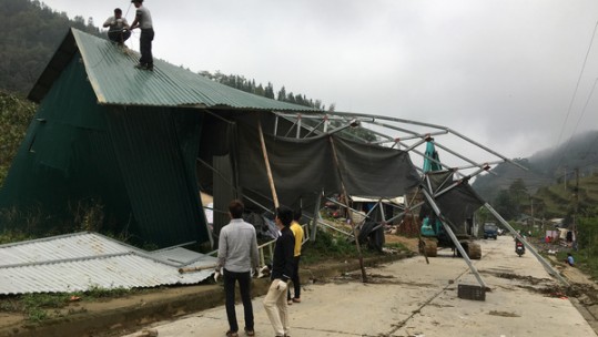 Huyện Si Ma Cai thăm hỏi, động viên các gia đình bị thiệt hại do thiên tai