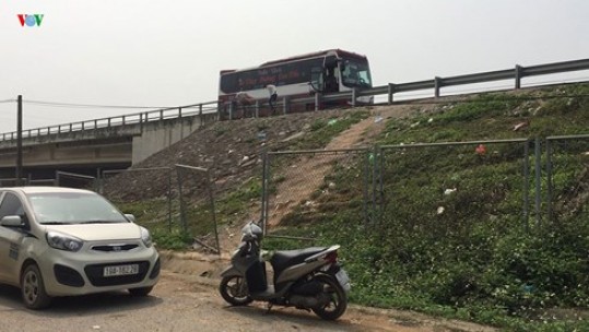 Ai đang tiếp tay cho dân xé rào sắt đón xe trên cao tốc Nội Bài – Lào Cai?
