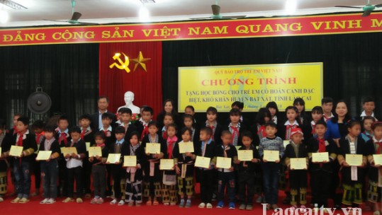 Quỹ trẻ em Việt Nam tặng học bổng cho học sinh nghèo có hoàn cảnh đặc biệt khó khăn tại huyện Bát Xát