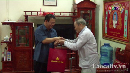 Bí thư Tỉnh ủy Nguyễn Văn Vịnh thăm, tặng quà các gia đình cựu chiến binh, cựu quân nhân tại TP. Lào Cai