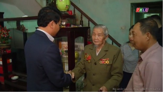 Chủ tịch UBND tỉnh Đặng Xuân Phong thăm và tặng quà tại Bát Xát