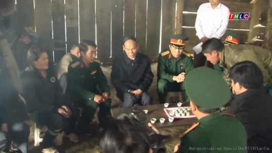 Phó chủ tịch UBND tỉnh Lào Cai Nguyễn Hữu Thể thăm và tặng quà tại huyện Sa Pa
