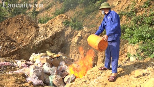 Công an TP. Lào Cai tiêu hủy 3.500 kg chân gà đông lạnh không rõ nguồn gốc