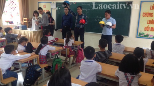 Công ty HonDa Việt Nam trao tặng trên 18 nghìn chiếc mũ bảo hiểm cho học sinh