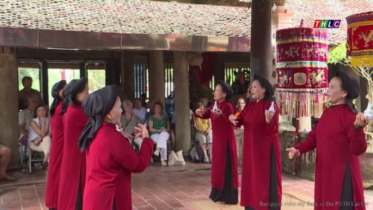 Du khách quốc tế hào hứng với hát Xoan trong Lễ hội Đền Hùng