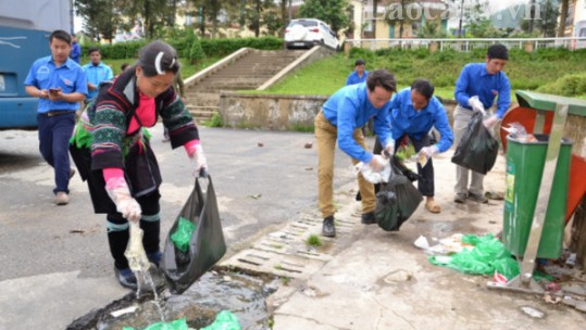 Hơn 300 đoàn viên, thanh niên ra quân làm sạch môi trường Khu du lịch Quốc gia Sa Pa