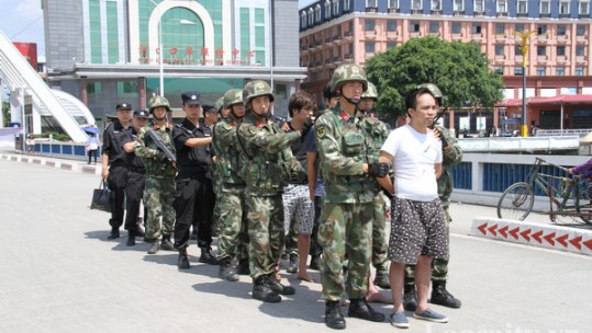 Lào Cai tiếp nhận 4 đối tượng do công an Trung Quốc trao trả