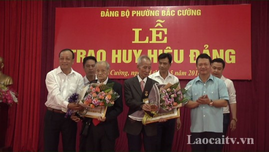 Bí thư Tỉnh ủy trao Huy hiệu Đảng cho 7 đảng viên