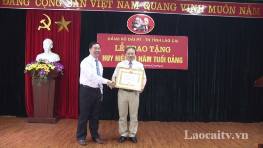 Trao Huy hiệu 30 năm tuổi Đảng cho Giám đốc Đài PT-TH Lào Cai