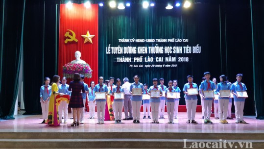 TP. Lào Cai tuyên dương khen thưởng trên 200 học sinh tiêu biểu năm học 2017 - 2018