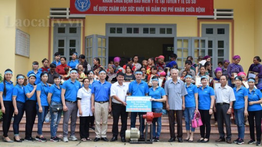 Công ty bảo hiểm Bảo Việt nhân thọ Lào Cai tặng quà cho các hộ có hoàn cảnh khó khăn tại xã Thải Giàng Phố, Bắc Hà