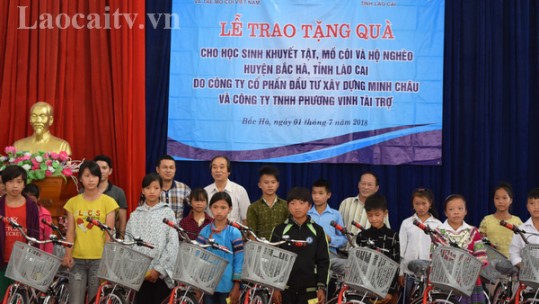Trao tặng quà trị giá 150 triệu đồng cho học sinh khuyết tật, mồ côi và hộ nghèo trên địa bàn huyện Bắc Hà