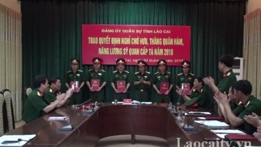 Bộ CHQS tỉnh Lào Cai trao Quyết định thăng quân hàm cho các sĩ quan