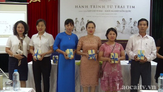 Tập đoàn Trung Nguyên Legend tặng sách cho Thư viện tỉnh Lào Cai
