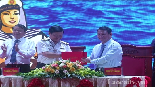 Tỉnh ủy Lào Cai và Đảng ủy Quân chủng Hải quân Việt Nam ký kết chương trình phối hợp tuyên truyền biển đảo