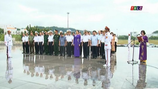 Đoàn đại biểu tỉnh Lào Cai và Quân chủng Hải Quân dâng hương tưởng niệm Bác Hồ và các Anh hùng liệt sỹ
