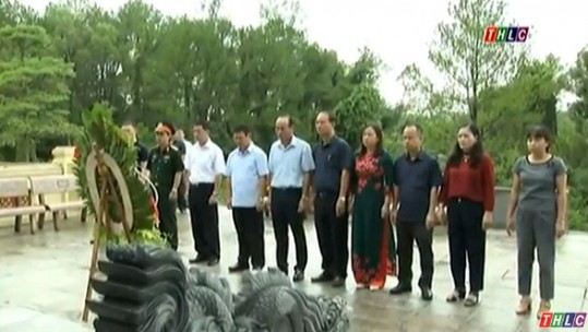 Đoàn đại biểu tỉnh Lào Cai viếng Nghĩa trang liệt sỹ Quốc gia Trường Sơn