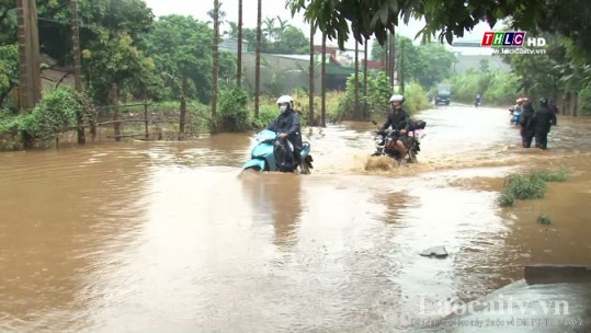 Khẩn trương khắc phục đoạn đường ngập nước tại xã Phú Nhuận, huyện Bảo Thắng