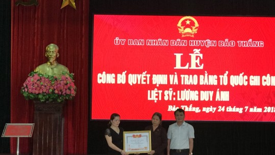 Chủ tịch UBND tỉnh trao bằng Tổ quốc ghi công cho thân nhân liệt sỹ Lương Duy Ánh