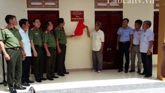 Công an tỉnh Lào Cai trao nhà tình nghĩa cho thân nhân liệt sỹ CAND Đinh Văn Chung