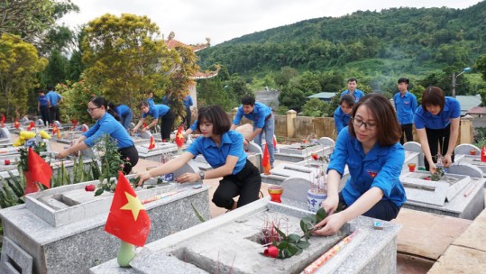 Tuổi trẻ tỉnh Lào Cai thắp nến tri ân các anh hùng liệt sỹ